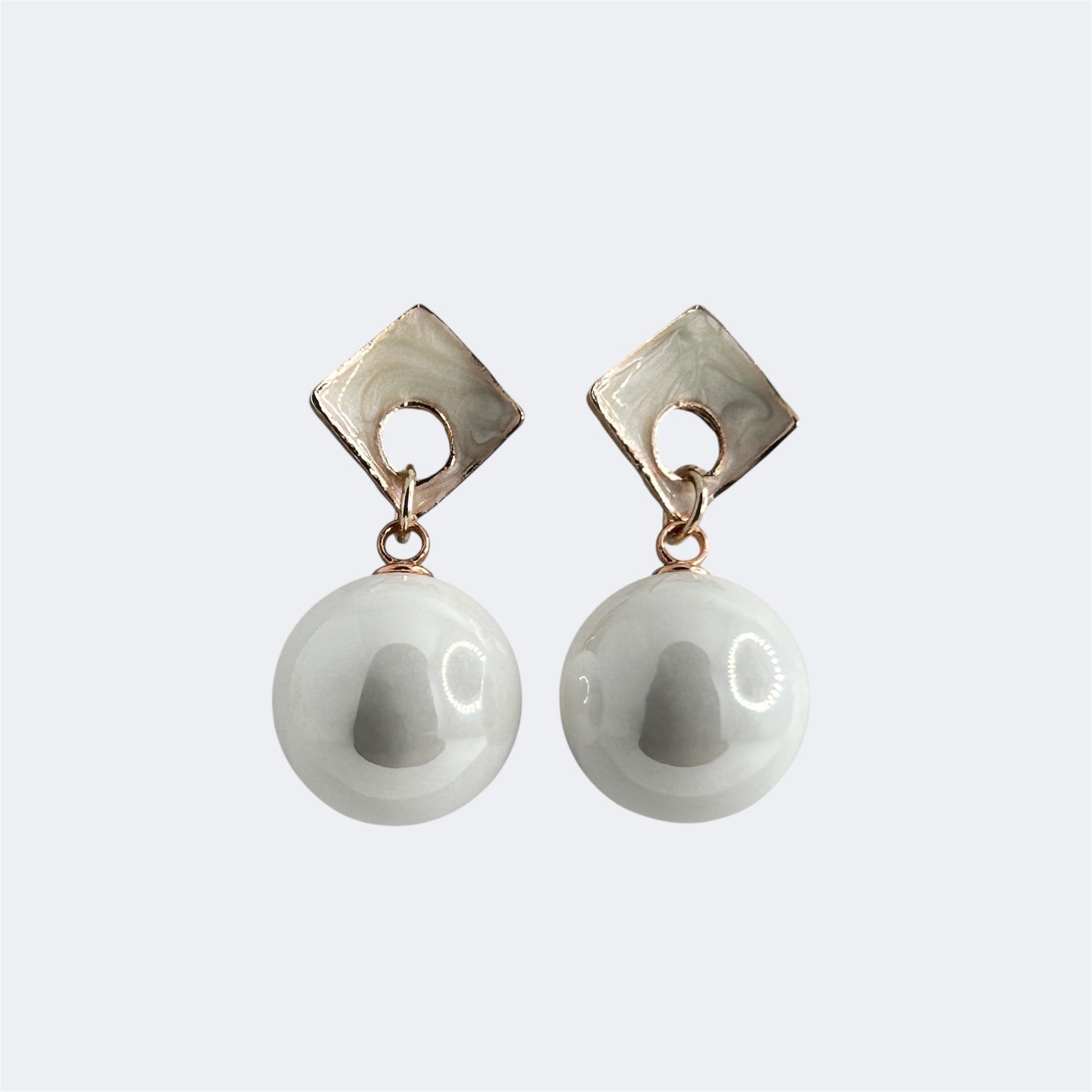 Glossy pearl stud earring