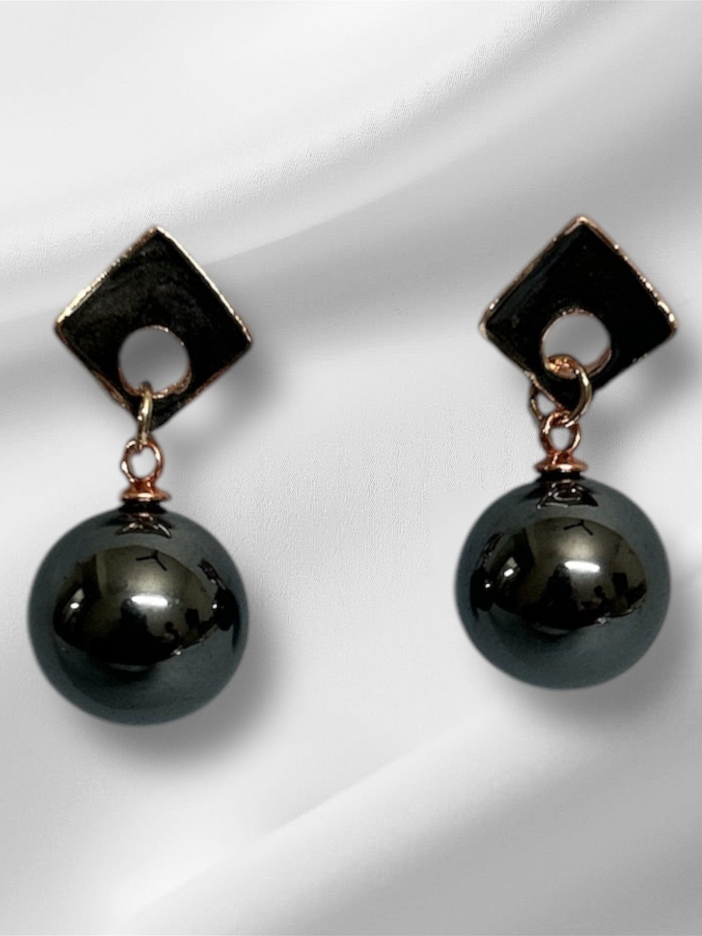 Glossy pearl stud earring