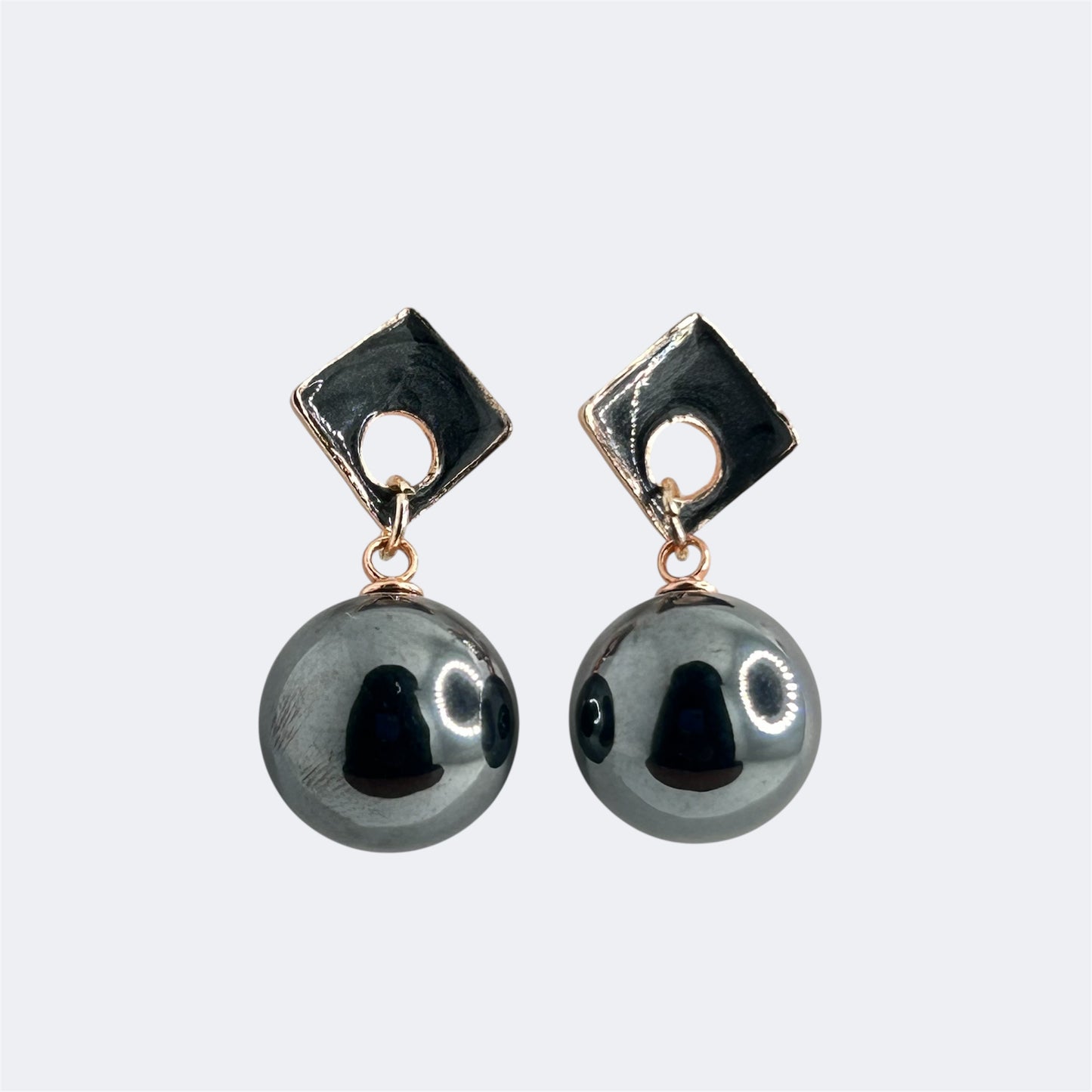 Glossy pearl stud earring