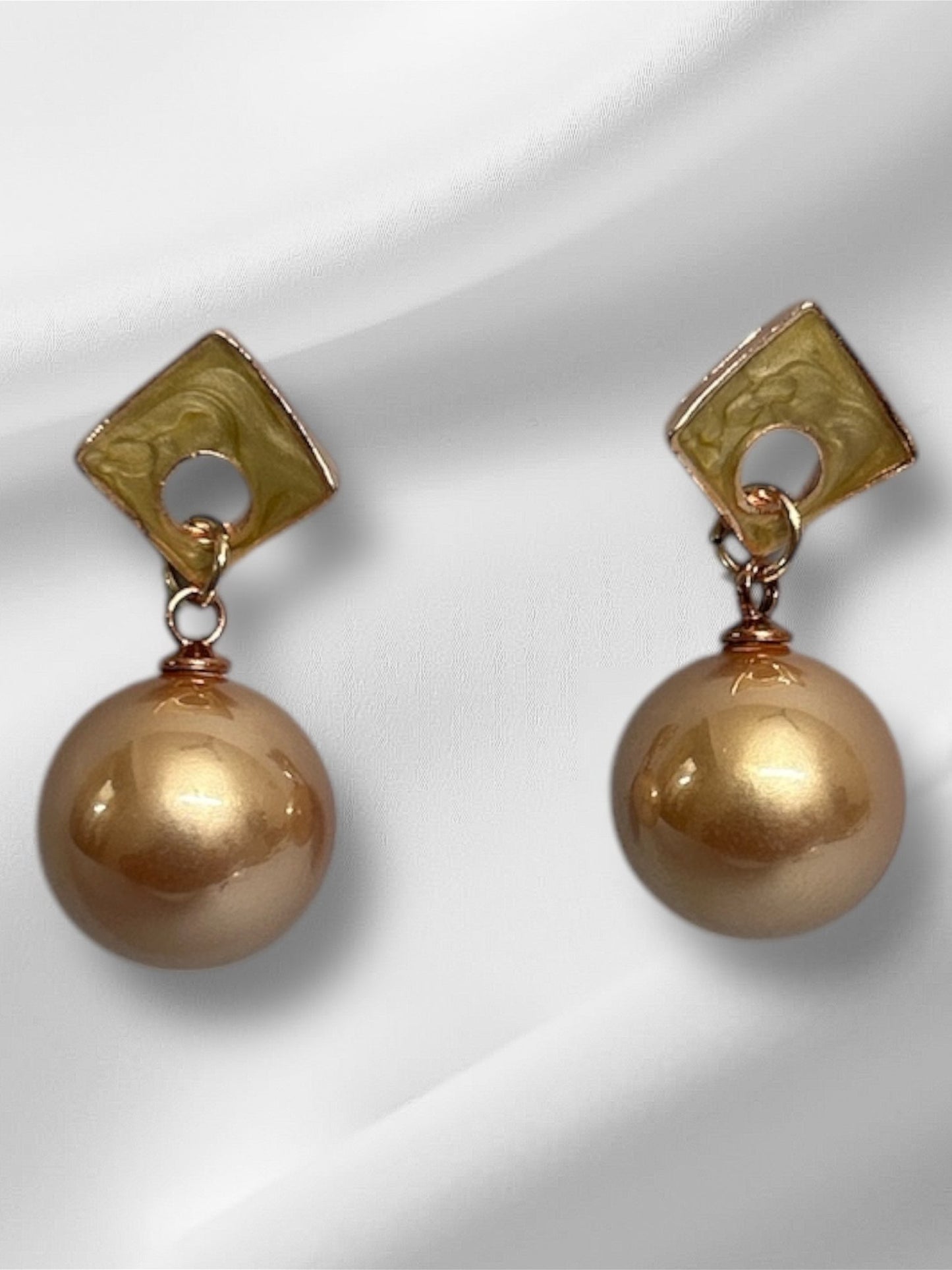 Glossy pearl stud earring