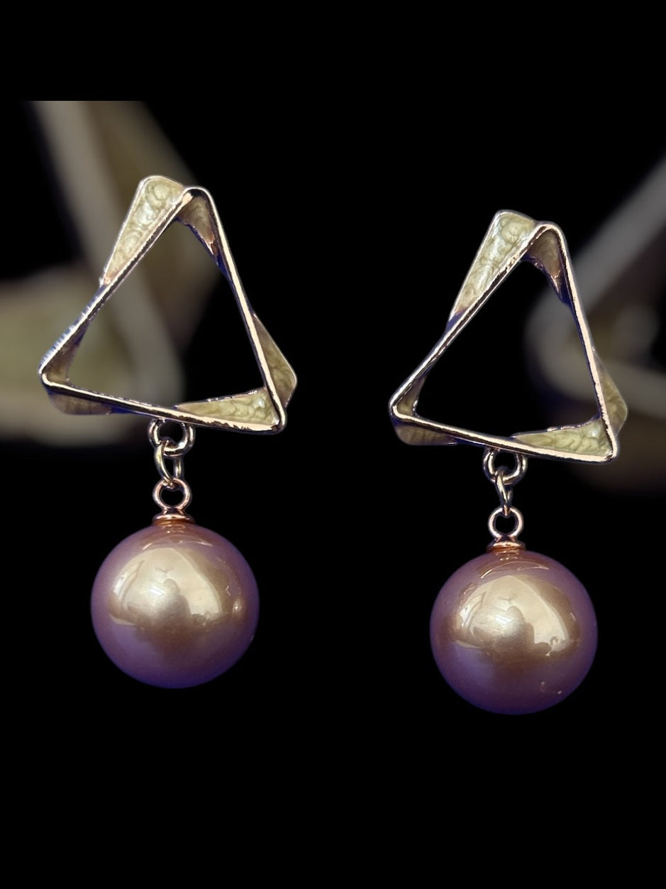 Tringle dropping pearl earring