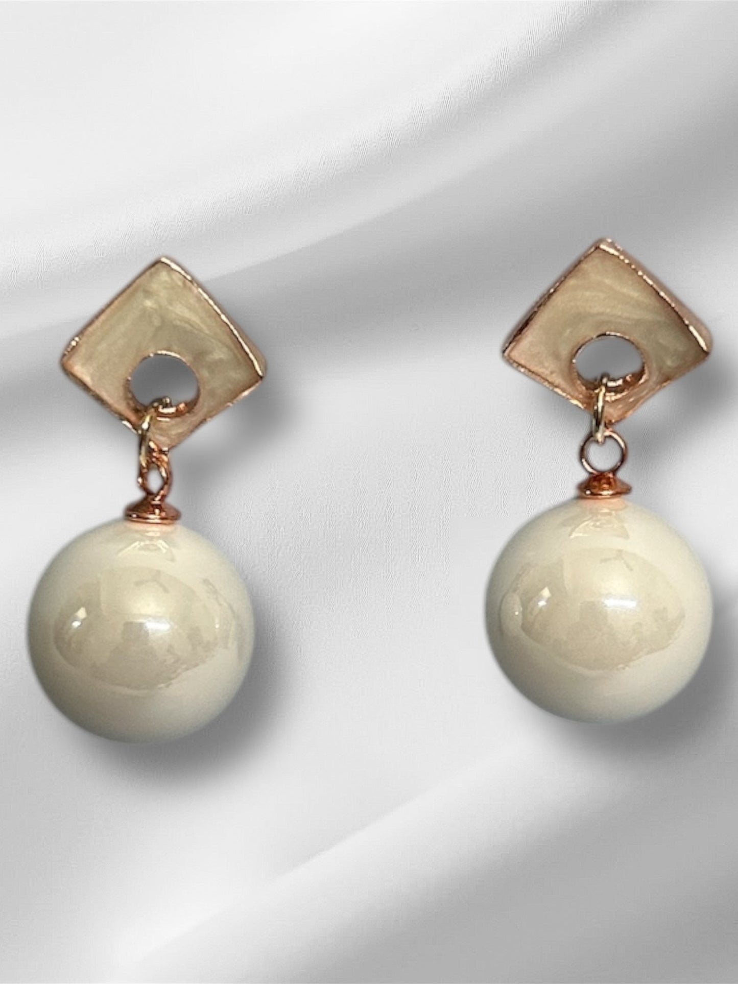 Glossy pearl stud earring