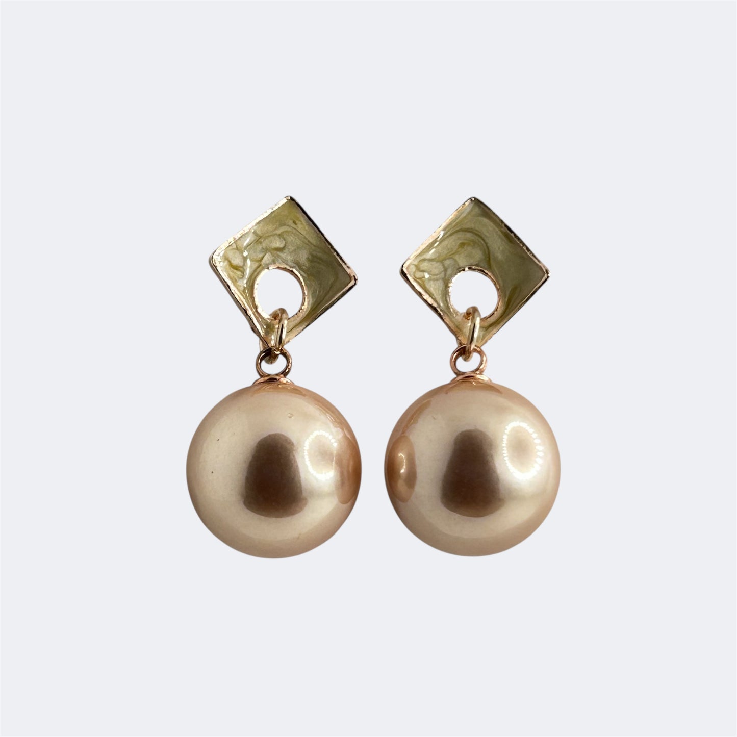 Glossy pearl stud earring