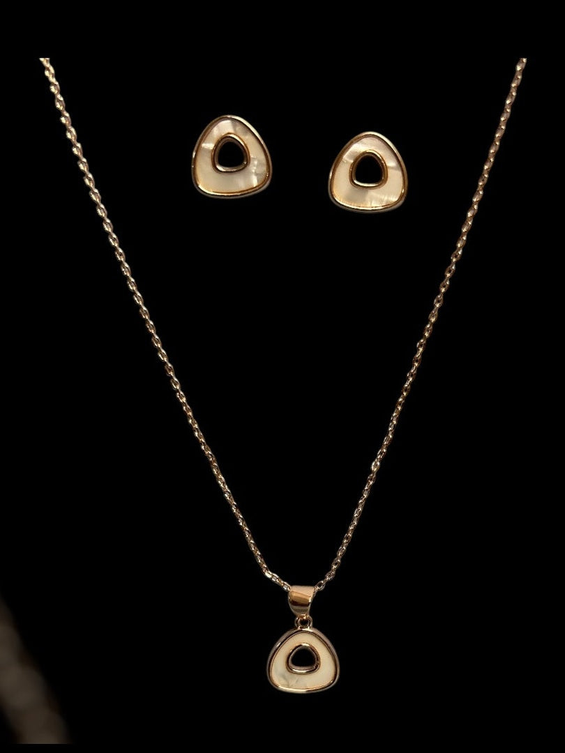 Elegant tringle white earring with neckless