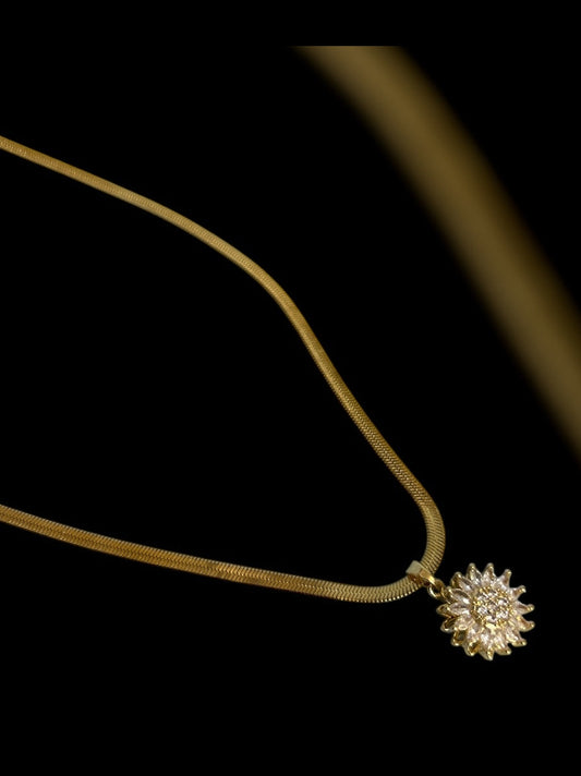 Spinning diamond chain pendant