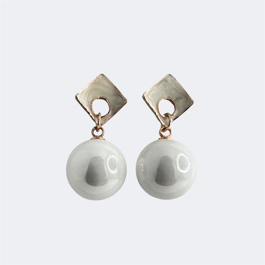 Glossy pearl stud earring