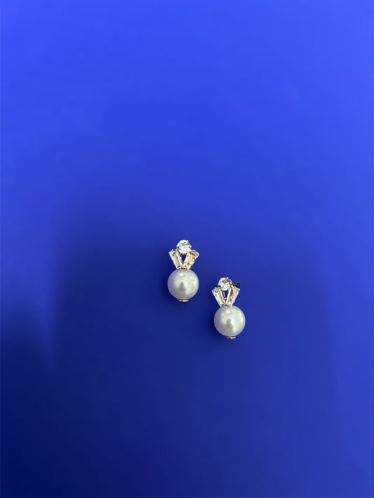 Beautiful pearl stud earring