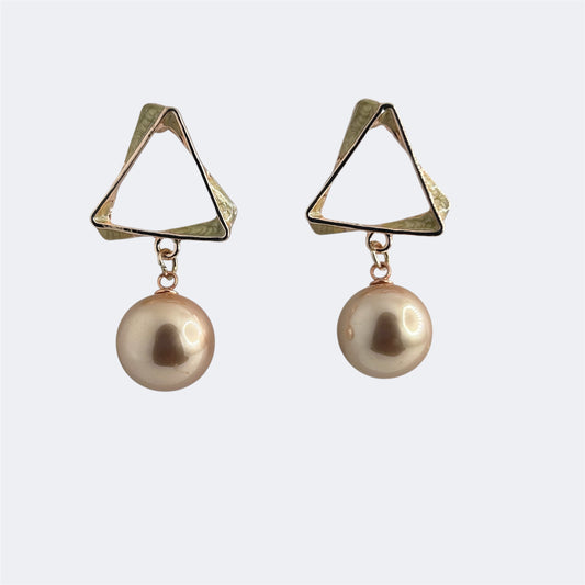 Tringle dropping pearl earring