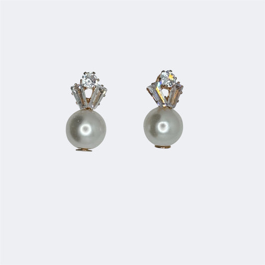 Beautiful pearl stud earring